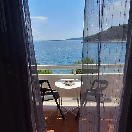 Grubisa * Drvenik (Split-Dalmatia)